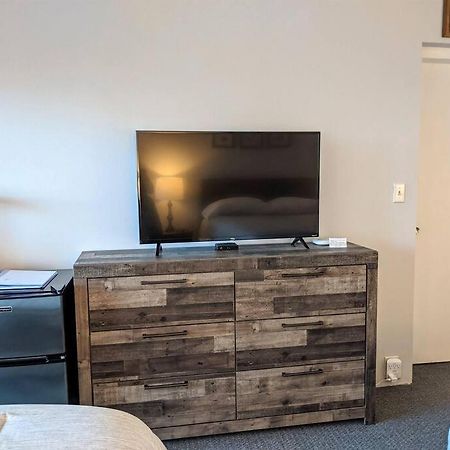 Cute Lower Level Cedar Lodge Room With Balcony & Lake Views! Laconia Εξωτερικό φωτογραφία