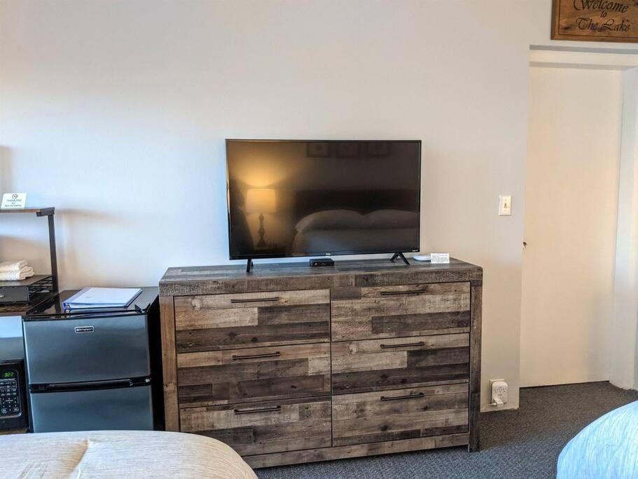 Cute Lower Level Cedar Lodge Room With Balcony & Lake Views! Laconia Εξωτερικό φωτογραφία