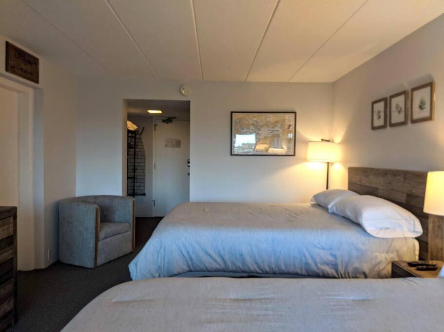 Cute Lower Level Cedar Lodge Room With Balcony & Lake Views! Laconia Εξωτερικό φωτογραφία
