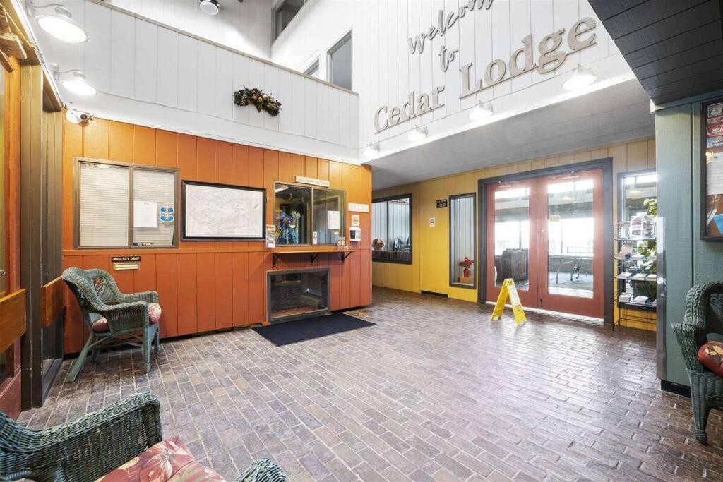 Cute Lower Level Cedar Lodge Room With Balcony & Lake Views! Laconia Εξωτερικό φωτογραφία