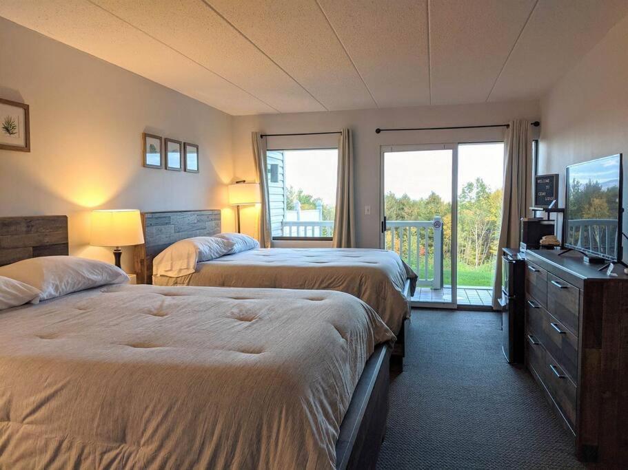 Cute Lower Level Cedar Lodge Room With Balcony & Lake Views! Laconia Εξωτερικό φωτογραφία